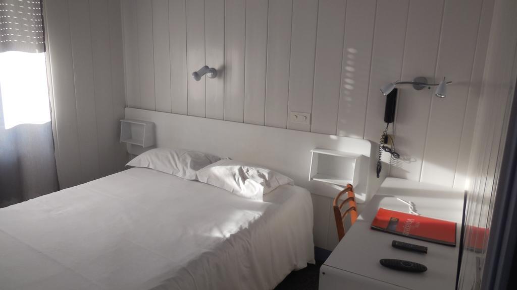 Logis Hotel Restaurant Des Voyageurs Pont-de-Salars Εξωτερικό φωτογραφία