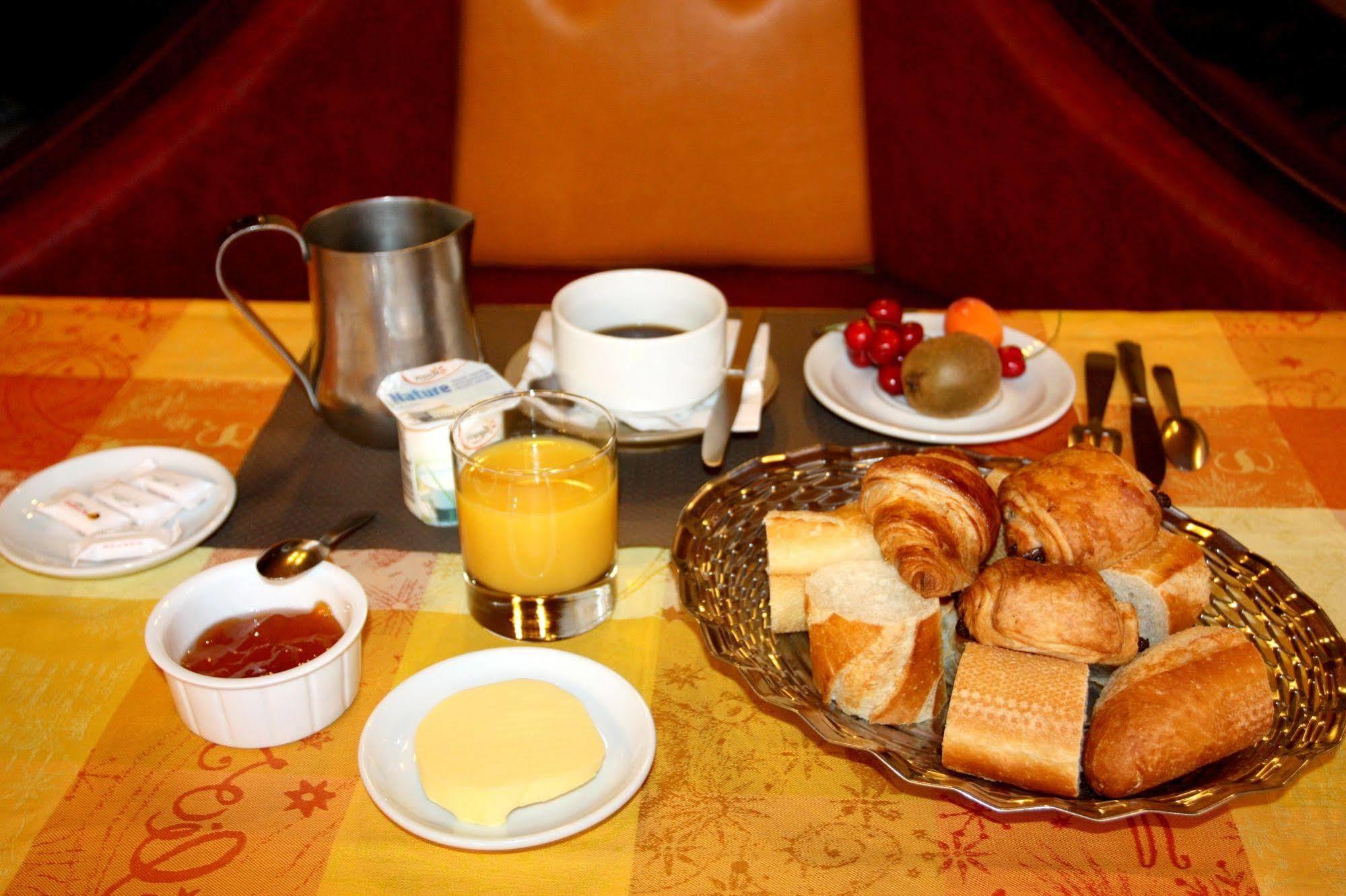Logis Hotel Restaurant Des Voyageurs Pont-de-Salars Εξωτερικό φωτογραφία